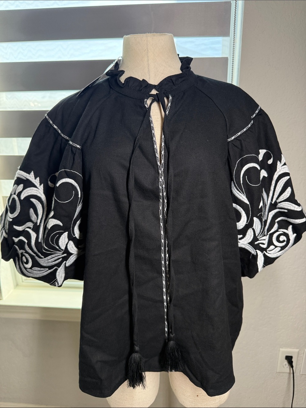 Gigio black boutique embroidered puff sleeve blouse large